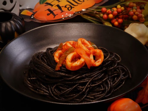 地獄名物ブラックパスタ!激辛ヤリイカトマトソース